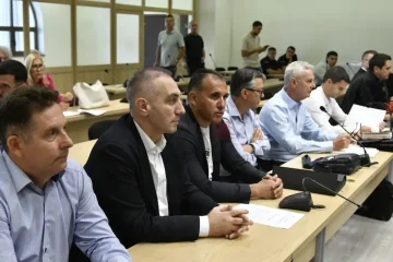 НА ГРУБИ ЌЕ МУ СЕ ПРИКЛУЧИ И БАЈРАМИ НА ОБВИНИТЕЛНАТА КЛУПА: Продолжува судењето за „Државна Лотарија“