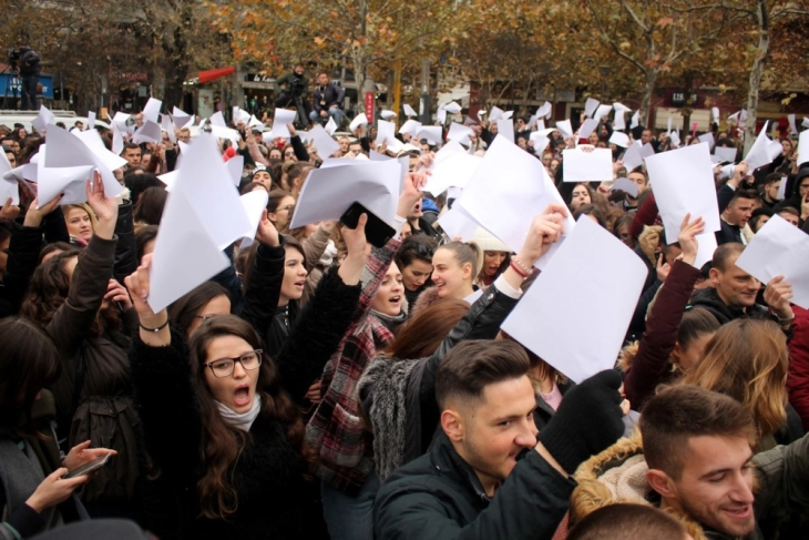 Продолжуваат судирите меѓу демонстрантите и полицијата во Тирана