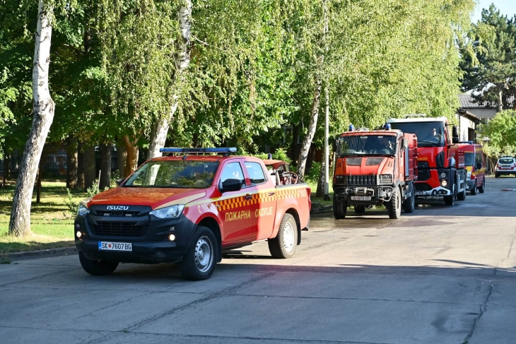Скопски пожарникари се приклучија во гаснењето на пожарот во Мариово, превентивно ангажирани и припадници на војската