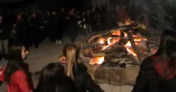 (ВИДЕО) ГРАДОНАЧАЛНИКОТ НА ЛЕРИН СПРОВЕДУВА ЦЕНЗУРА: Штом бендот запеал македонска песна, ја прекинал веселбата