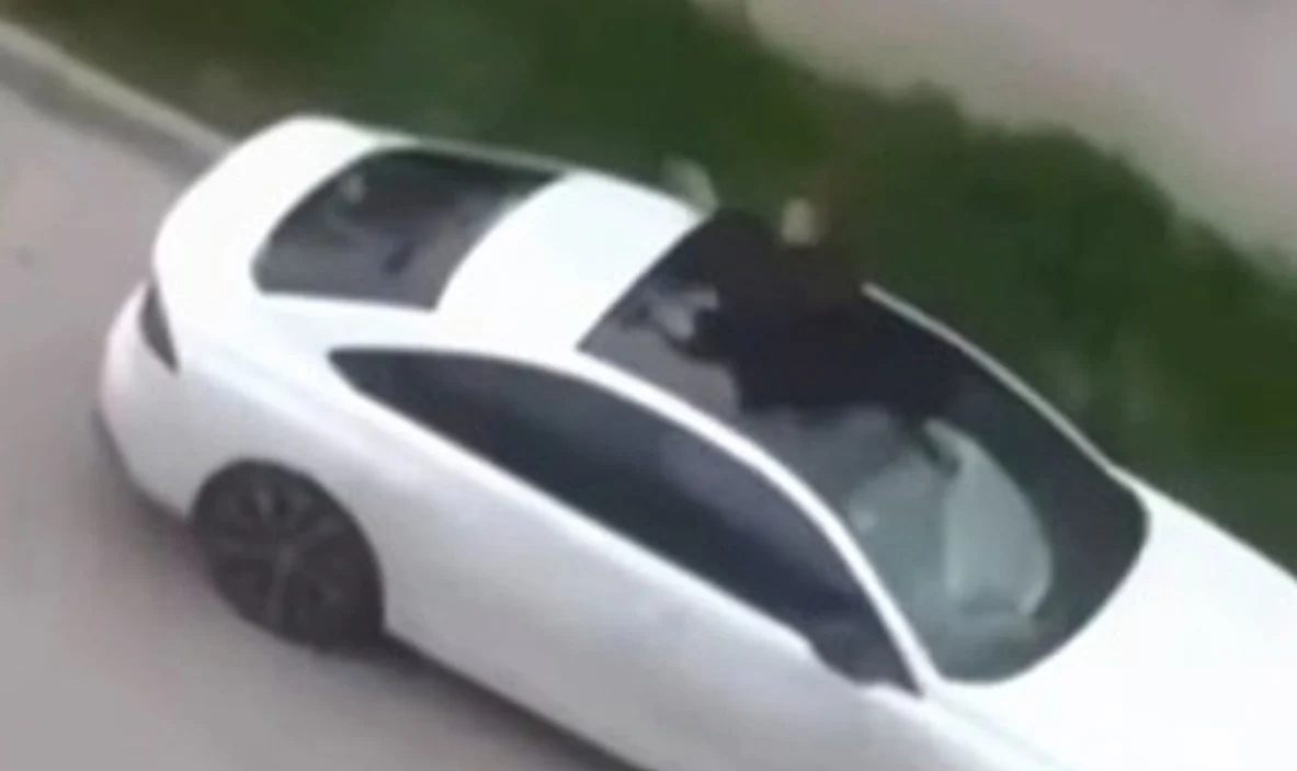 (Видео) Демолирал автомобил во Тузла, па пропаднал низ покривот – снимката се прошири на социјалните мрежи