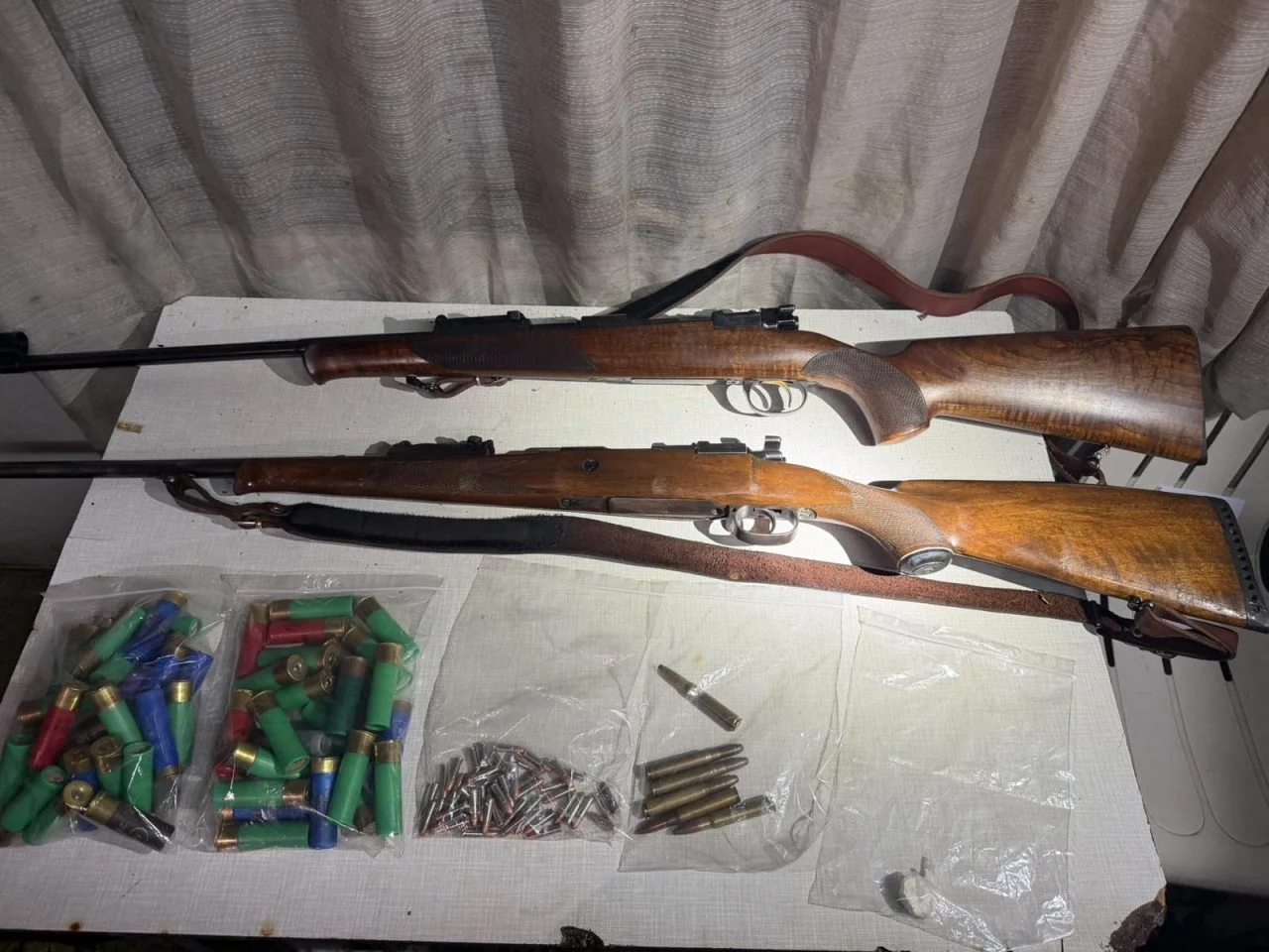 Претрес во Кисела Вода, пронајдено оружје и муниција, уапсено едно лице