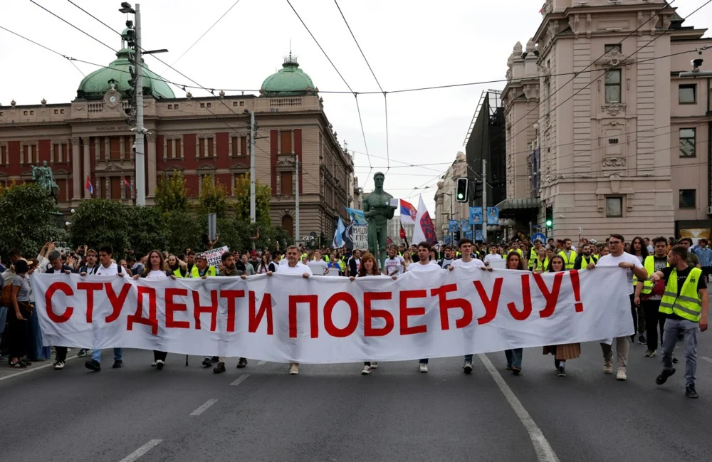 Студентите во Србија предупредуваат на „фантомски гласачи“