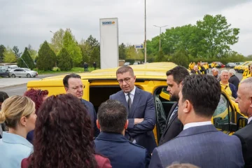 (ФОТОГАЛЕРИЈА) Набавката на нови возила за Македонски пошти е дел од поширока стратегија, да ги модернизираме јавните услуги, истакна Мицкоски