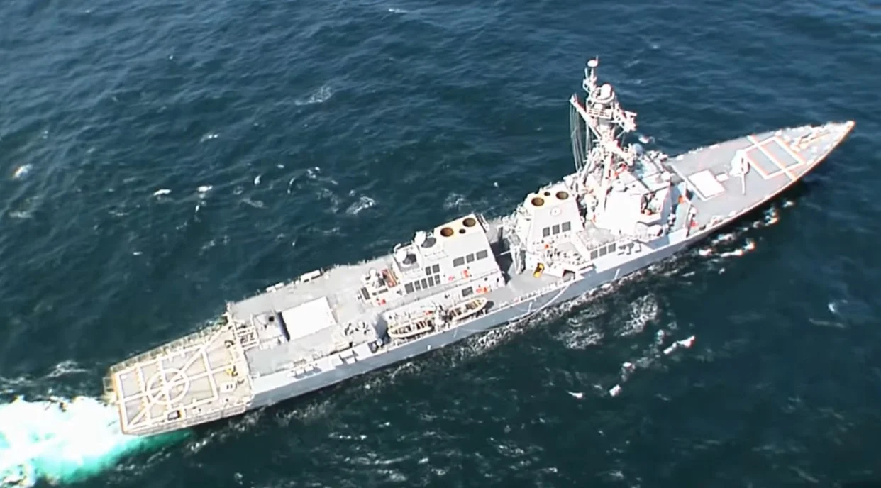 (Видео) Каков разорувач отвори оган врз ирански товарен брод?