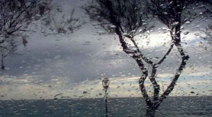 Облачно со повремен дожд, на планините снег