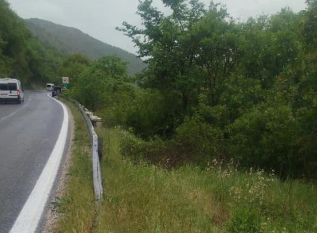 Полициски службеници успешно извлекоа шест лица од излетано возило надвор од автопат