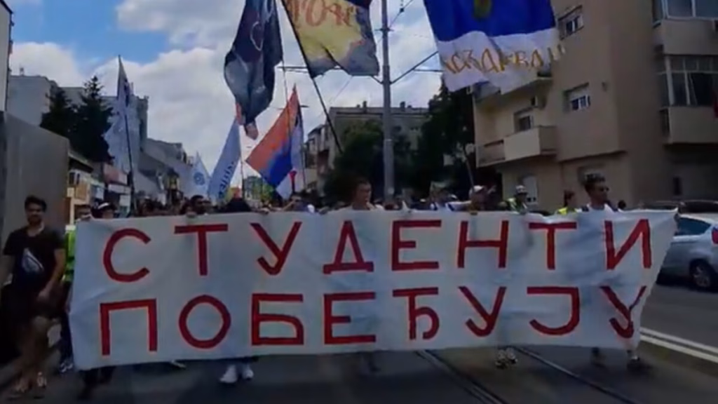 Студенти во Србија со илјадници потписи ја поднесоа изборната листа; Вучиќ: „Листа од која сите се срамат“