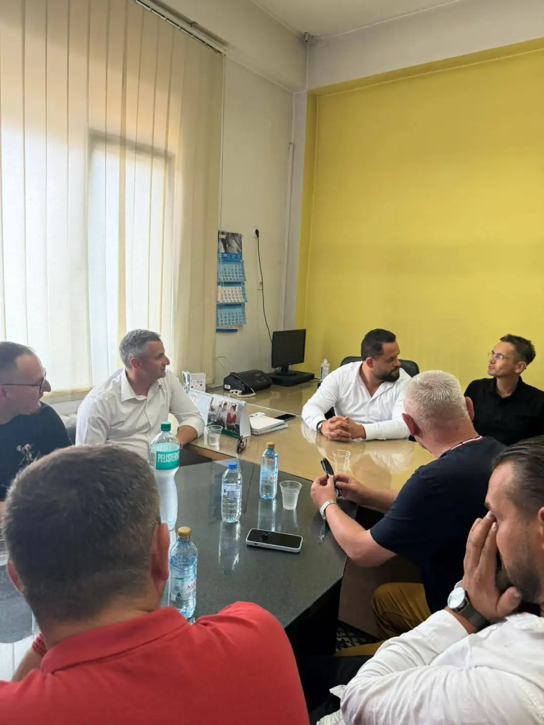 Две возила за поштата во Дебар