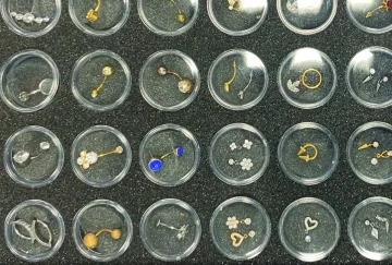 (ВИДЕО) Шпанец фатен на Скопскиот аеродром во обид за шверц на над 1.450 парчиња пирсинг