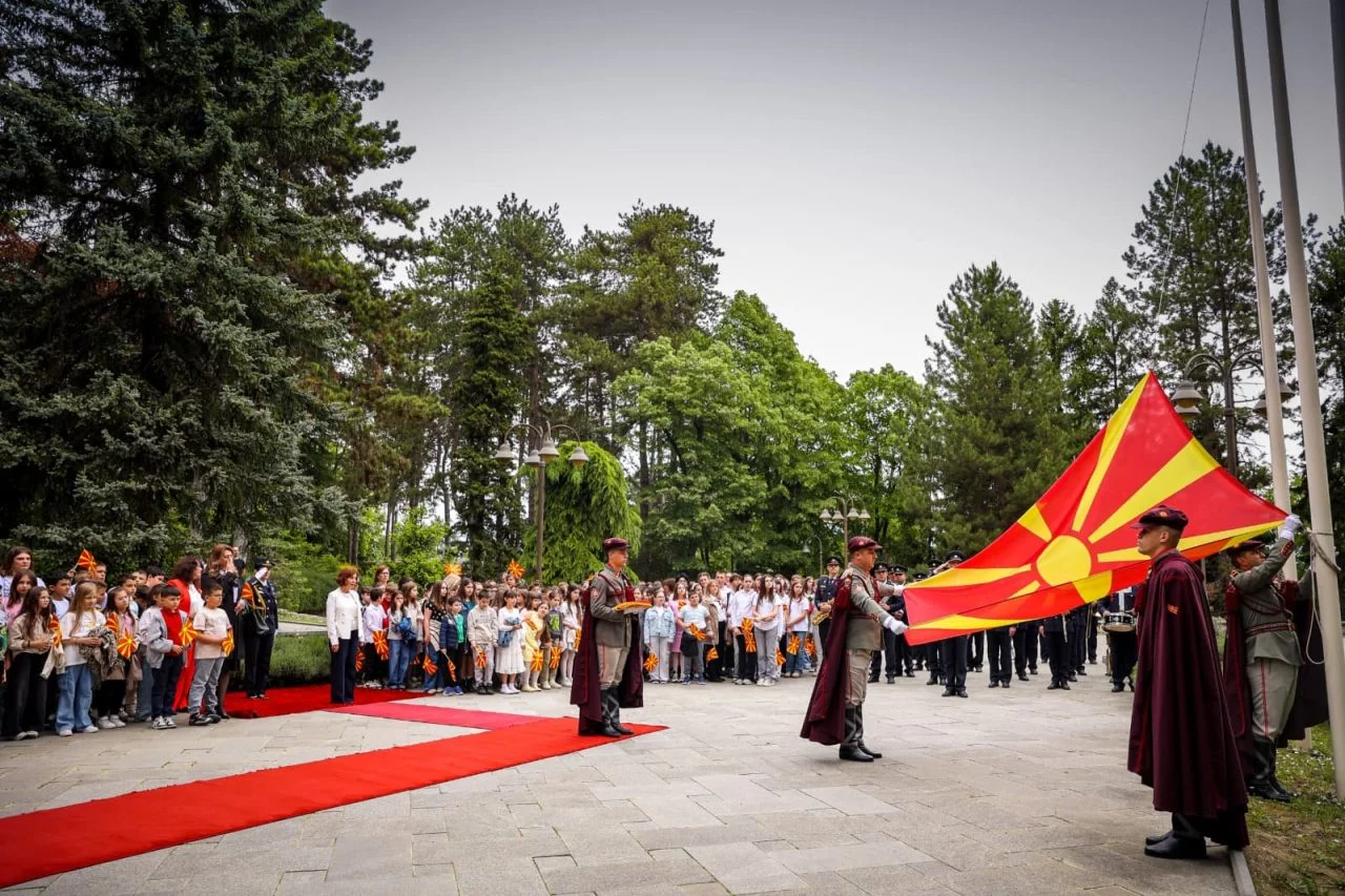 Традиционална церемонија на свечено менување на државното знаме во претседателскиот кабинет