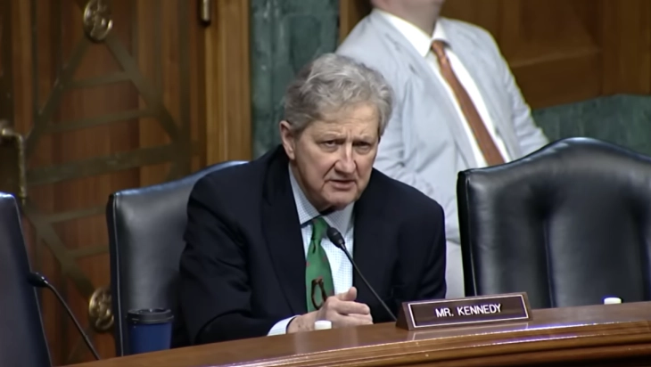 Портрет на Џон Кенеди – најурнебесниот меѓу политичарите: Како еден сенатор го чува Уставот и како во Вашингтон да докажеш дека не си глупав