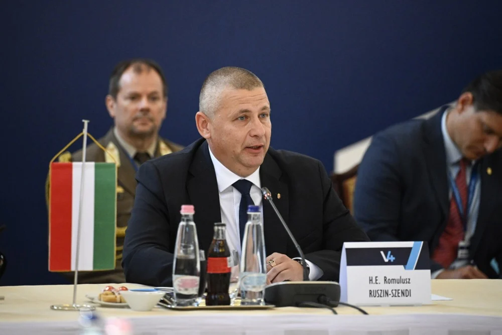 Унгарскиот министер за одбрана: Им ја затвораме вратата на Русите