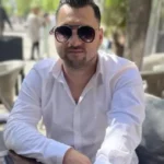 Српски пејач на 37 години стана татко по шести пат, па откри што ѝ подарил на сопругата