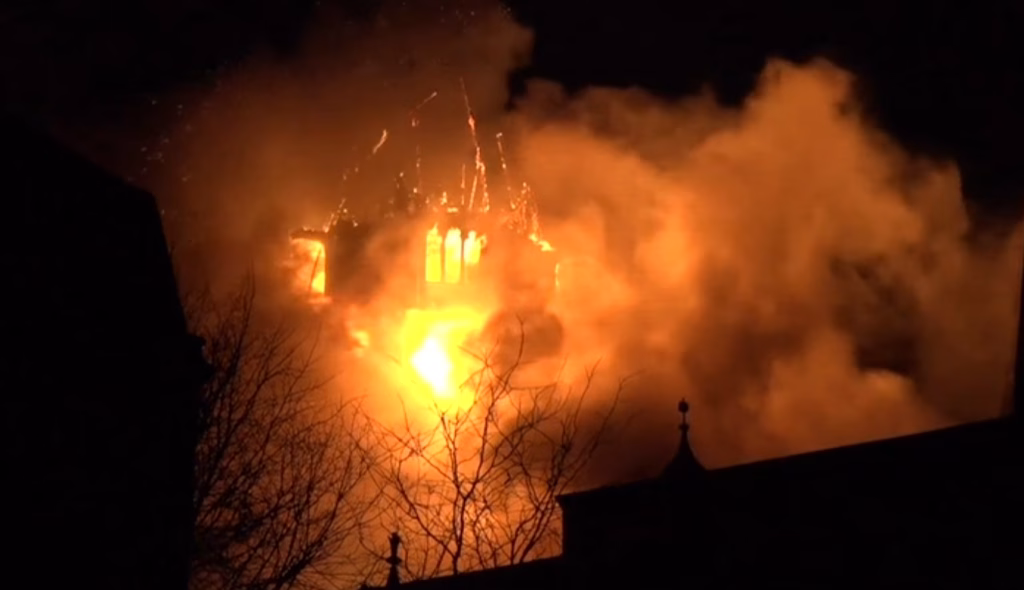 ВИДЕО Историска црква во Амстердам во пламен на новогодишната ноќ