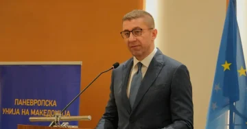 МАКЕДОНИЈА Е ЖРТВА НА БУЛИНГ: Мицкоски го критикува билатералниот притисок врз евроинтеграциите