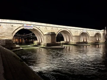 (ФОТО) Камениот Мост во Скопје блесна со ново осветлување