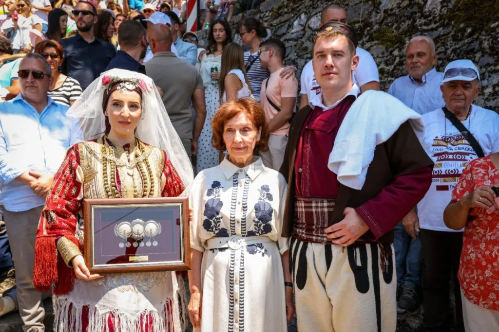 (Фото) Сиљановска-Давкова им подари традиционална галичка пафта на младенците на „Галичка свадба“