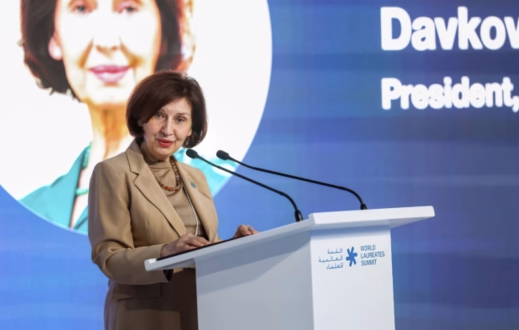 Сиљановска-Давкова од Дубаи: Образованието е триалог меѓу наставникот, ученикот и вештачката интелигенција