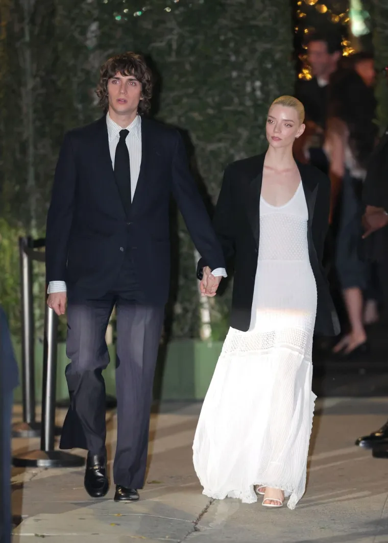 ДАЛИ ТАА ВООПШТО ЈАДЕ? / Холивудската ѕвезда покажа екстремно витка фигура: „Ветерот може да ја однесе“