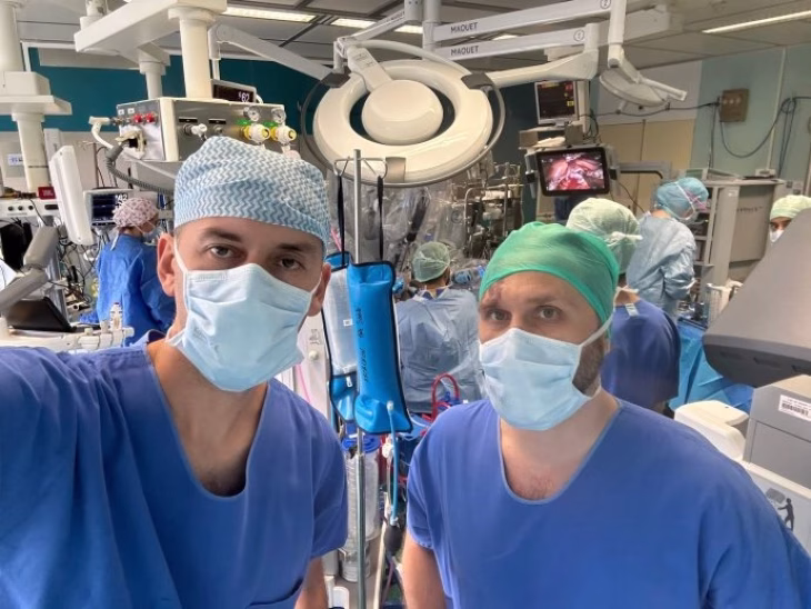 Македонски кардиохирурзи во Франција: Се обучуваат за роботска хирургија со „Да Винчи“