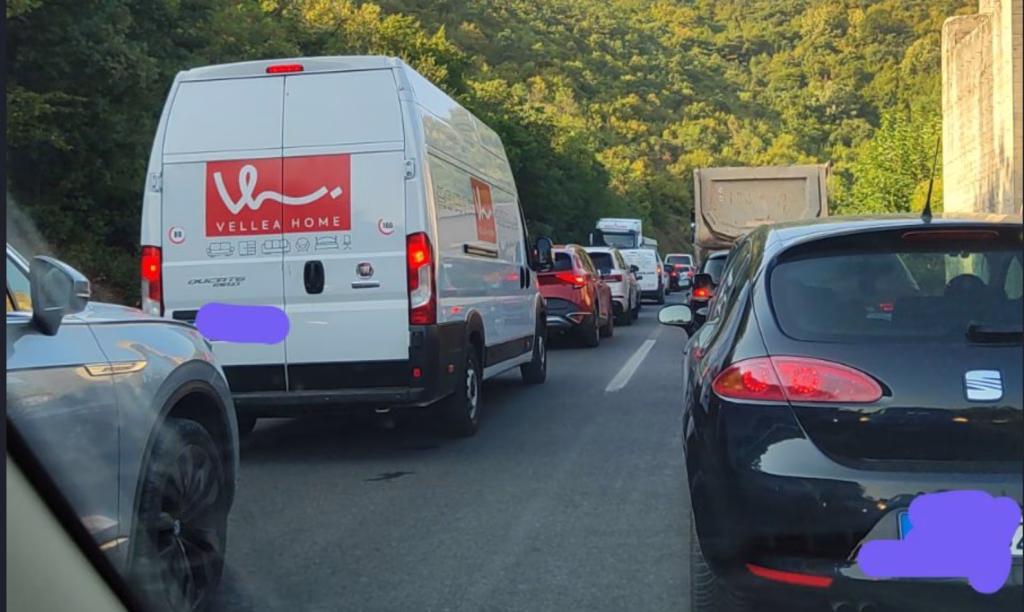 Сообраќајка со четири возила на патот Гостивар – Стража, голема колона кон Маврово