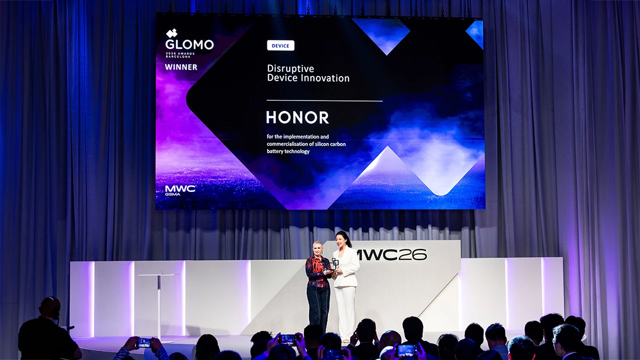 CEO на Honor во фокусот на MWC 2026, додека телефонот со вештачка интелигенција добива пофалби за иновативност