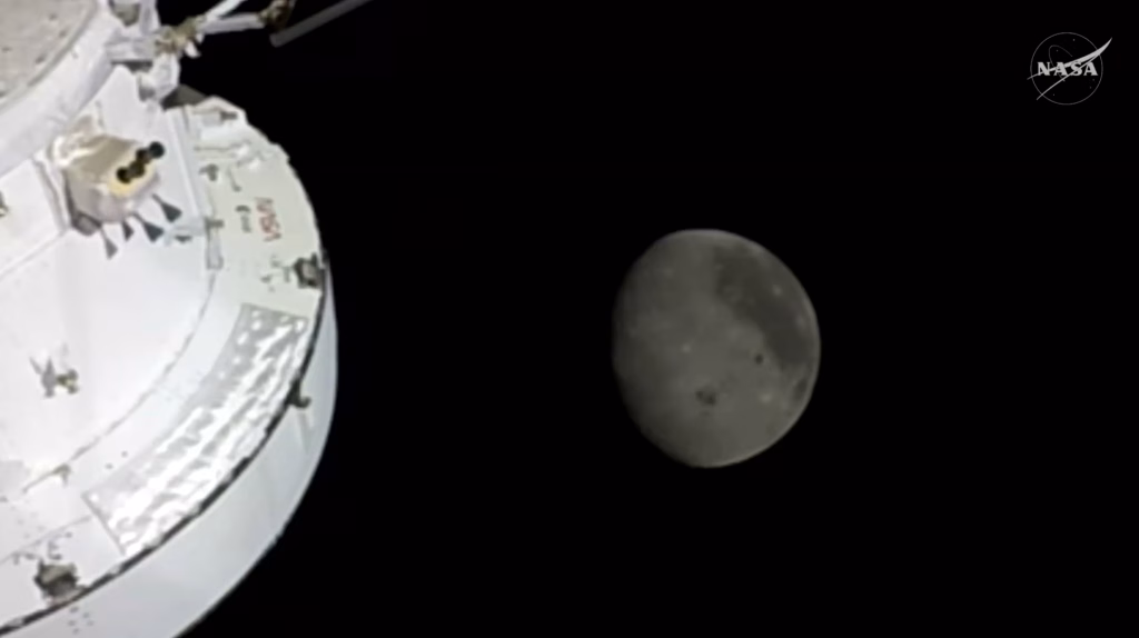 Пилот: Набљудувањето на Месечината за време на прелетувањето е тешко