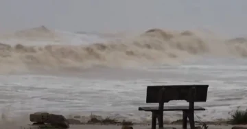 ПОПЛАВИ СО КАТАСТРОФАЛНИ ПОСЛЕДИЦИ ВО ВИЕТНАМ: Загинале најмалку 90 лица, илјадници домови под вода