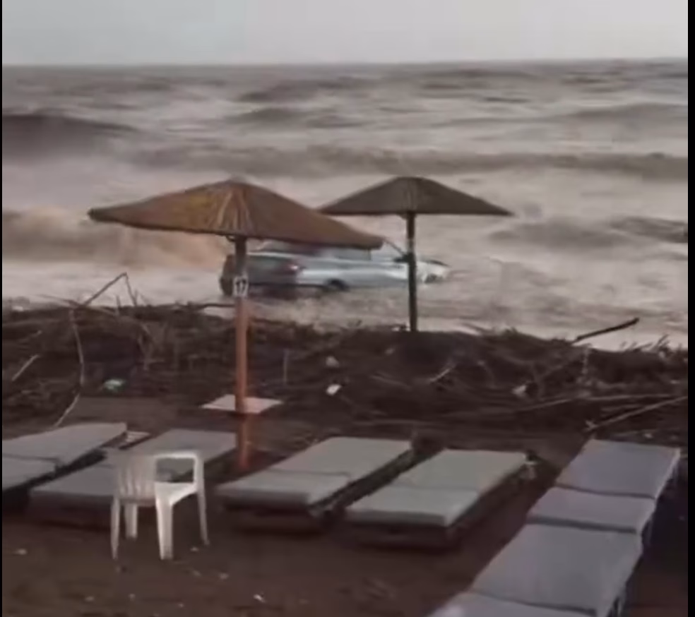 Хаос во Грција поради силните олуи: Запрен сообраќај, издадено највисоко ниво на предупредување