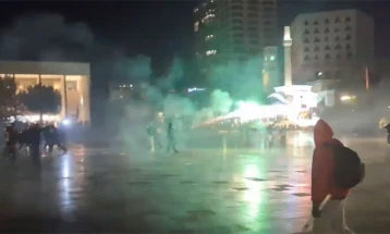 Осми ден од протестите во Тирана, полицијата со солзавец и водени топови се справува со демонстрантите