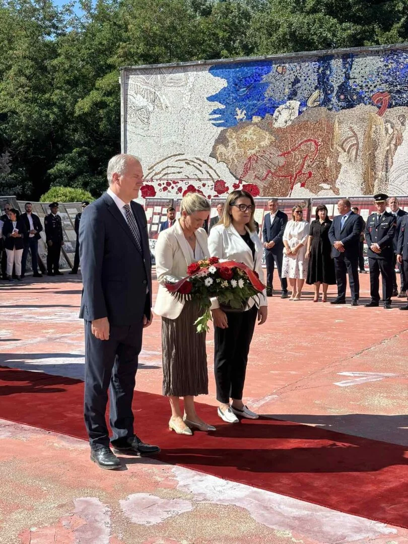 Делегација на СДСМ оддаде почит во Пелинце по повод Денот на Републиката