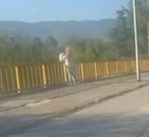 (ВИДЕО) СВР Скопје ја откри и санкционираше “жената со поршето” која фрлаше отпадоци во Лепенец
