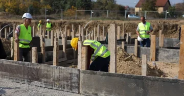 Три тешко повредени работници за 24 часа: несреќи во Виница, Охридско и Куманово