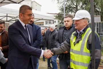 Мицкоски: Постигнавме историски договор со репрезентативните синдикати на администрацијата и државната управа