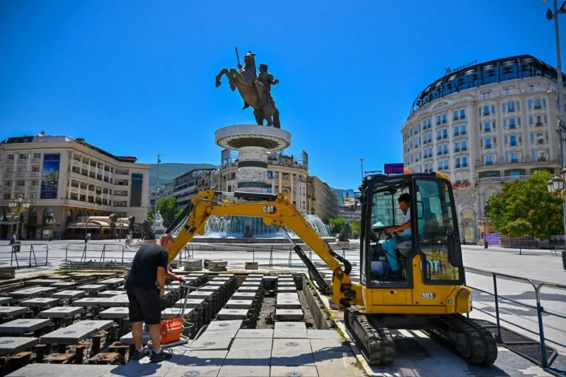 (Фото) Подната фонтана на плоштад „Македонија“ по повеќе од една деценија пропаѓање, се враќа во функција