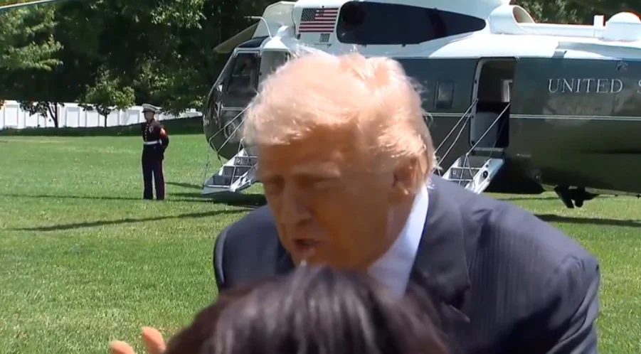 (Видео) Трамп до новинарка: Ја дуплирав големината на балската сала, глупава личност