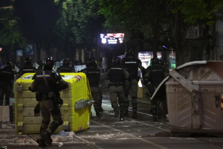 23 лица се приведени доцна синоќа поради напад врз полицајци во Белград