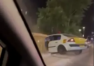 (ВИДЕО) Таксист излета од булеварот кај мостот Близнаци меѓу општините Гази Баба и Аеродром