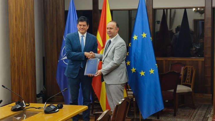 Евроамбасадорот Рокас во Собранието го презентира извештајот за напредокот на државава кон ЕУ