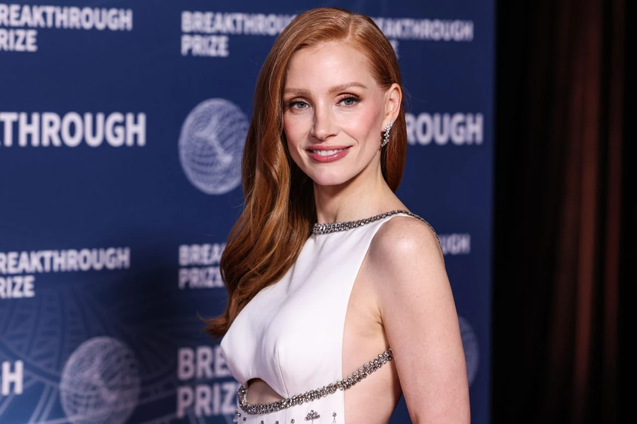 (Видео) Долгата коса е минато: Уште една позната убавица го потврдува главниот тренд на пролетта