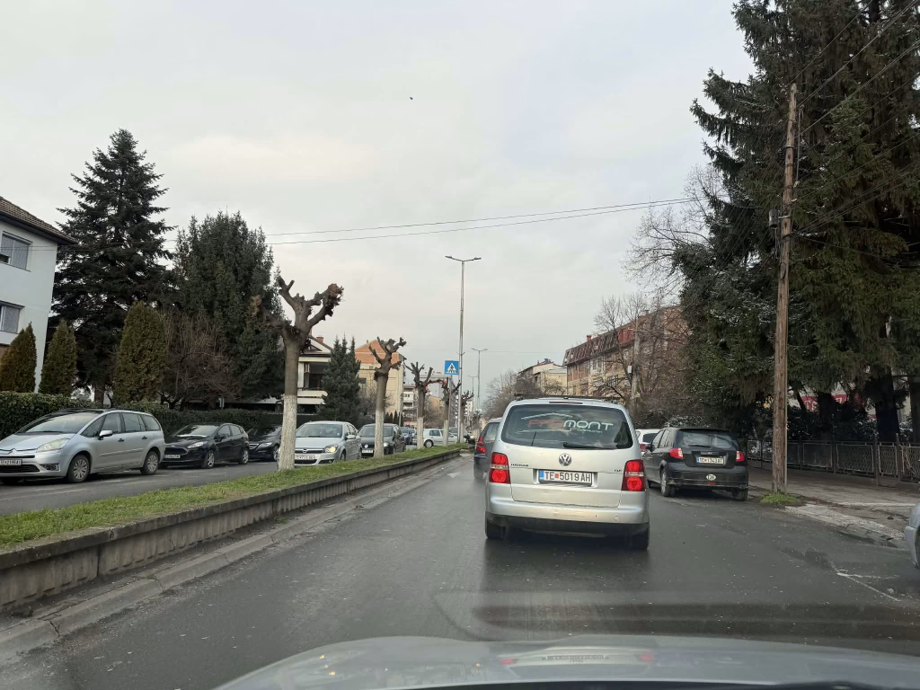 ТЕШКА НЕСРЕЌА ВО ТЕТОВО: 20-годишна девојка падна од балкон, со сериозни повреди пренесена на Клиника