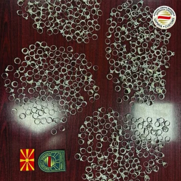 (ФОТО) ЗАПЛЕНЕТ 1,7 КИЛОГРАМИ НАКИТ НА ТАБАНОВЦЕ: Цариниците открија 595 сребрени прстени