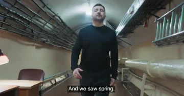 (ВИДЕО) Зеленски го покажа својот бункер од почетокот на војната, еве што им порача на Украинците