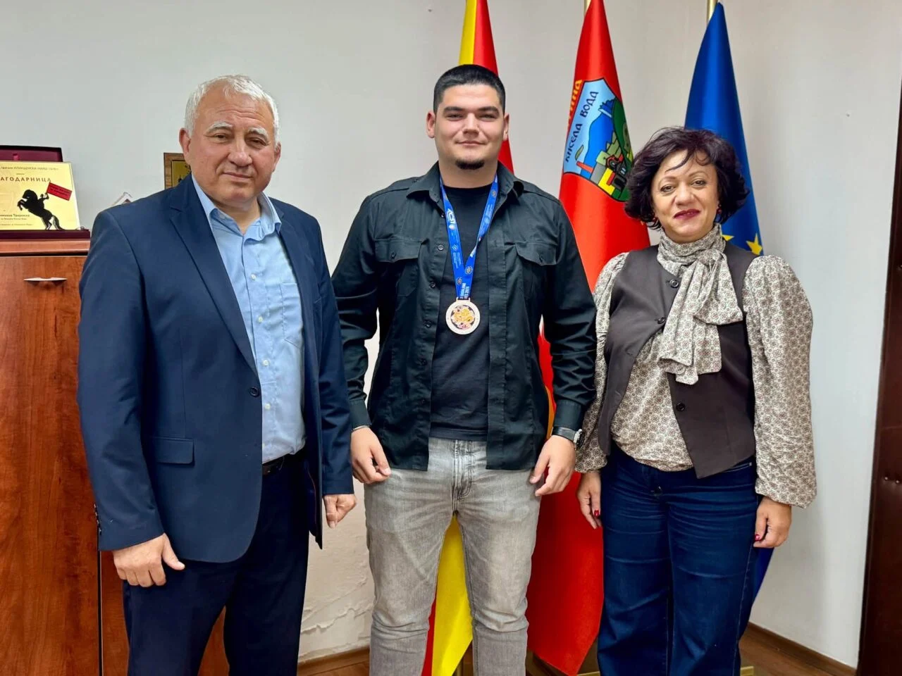 Марко Топузовски, кој освои бронзен медал во кинеско борење, на прием кај градоначалничката на Кисела Вода