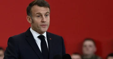 Макрон со црвено и отечено око се појави пред француските војници