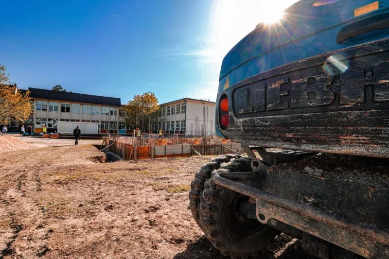 (Видео) Мицкоски од Ѓорче Петров: Продолжуваме со инвестиции во образованието, започна доградбата на училиштето ООУ Страшо Пинџур