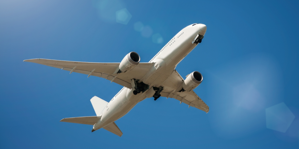 Избегната огромна трагедија: Патнички авион за малку ќе се судрел со американски воен авион над Карибите