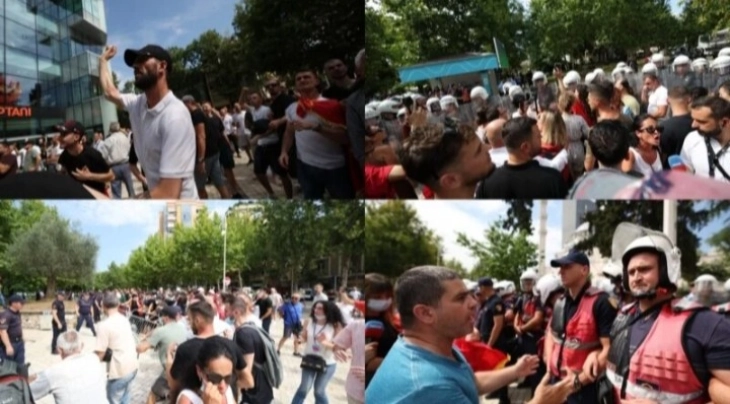 Демонстрантите се судрија со полицијата пред албанскиот парламент, 9 полицајци повредени, 18 демонстранти приведени