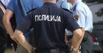 КРИВИЧНА ПРИЈАВА ПРОТИВ ПОЛИЦАЕЦ ОД ПС ЦЕНТАР: Без причина удрил во грб приведено лице со лисици во Градски парк